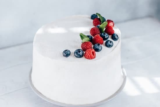 How to Frost and Decorate a Cake 5 - Step-by-step guide on how to frost and decorate a cake for beginners