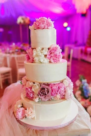 How to Decorate Marble Cake 1 Step-by-step guide on how to decorate marble cake with icing and sprinkles