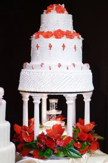 How to Decorate a Cake Stand for Christmas 1 Festive icing patterns and snowflake accents