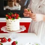 How to decorate a cake with artificial flowers - step-by-step guide for beginners