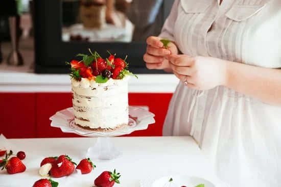 How to Decorate a Cake With Artificial Flowers 1 How to decorate a cake with artificial flowers - step-by-step guide for beginners