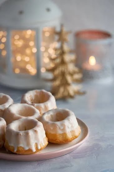 How to Decorate a Dummy Cake With Buttercream 1 Decorating a Dummy Cake with Buttercream