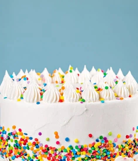Step-by-step guide for making a flower cake decoration – easy and impressive