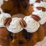 Step-by-step guide for decorating a chocolate cake with fresh strawberries and chocolate drizzle