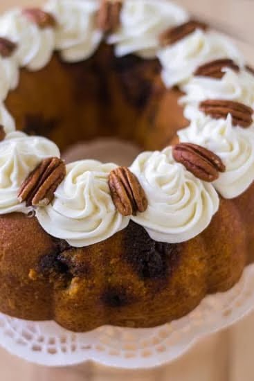 Step-by-step guide for decorating a chocolate cake with fresh strawberries and chocolate drizzle