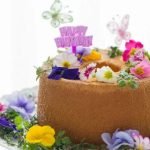 How to Decorate a Cake With Macarons Decorate a cake with macarons in step-by-step tutorial