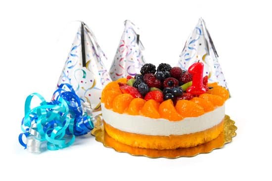 Step-by-step guide on how to decorate a heart-shaped cake for any occasion