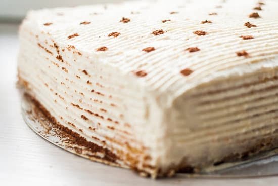 Essential steps to achieve a perfectly even cake surface for decorating