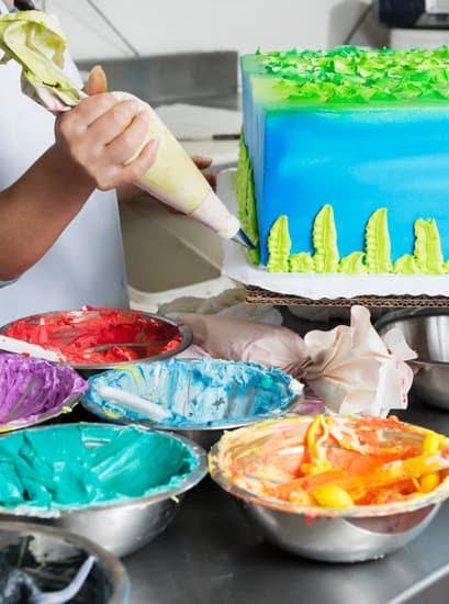 How to Make and Decorate a Birthday Cake 1 Step-by-step guide for how to make and decorate a birthday cake with frosting and sprinkles