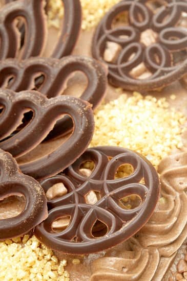 How to Decorate a Wedding Cake With Sugar Flowers 1 Step-by-Step Guide