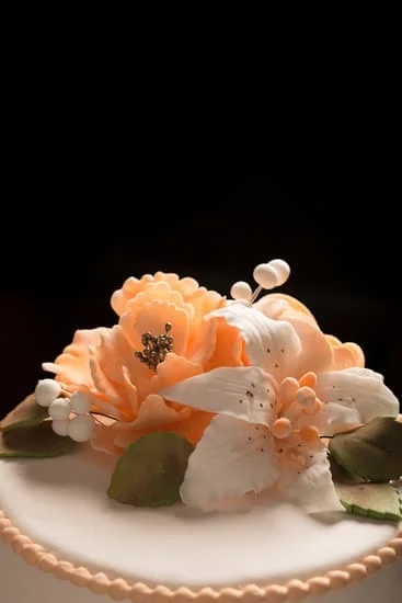 - Step-by-step guide on how to dry flowers for cake decorating
