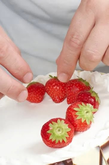 How to Decorate a Dummy Wedding Cake 1 Step-by-step guide on how to decorate a dummy wedding cake with icing and fondant