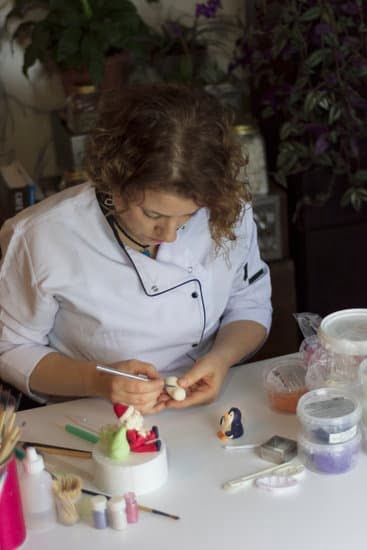 How to Decorate a Dog Cake 1 Step-by-step guide on how to decorate a dog cake, perfect for any canine celebration