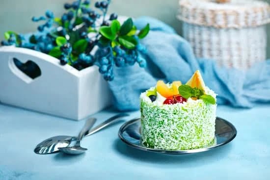 How to Decorate Fairy Cakes 1 Decorate fairy cakes with pastel frosting and edible glitter for a magical touch