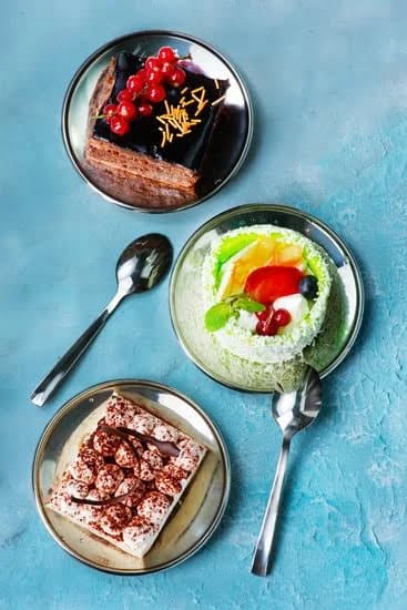 How to Decorate a Cake Stand for a Wedding 1 Elegant ribbons, flowers, and personalization ideas