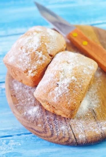 How to decorate an orange cake with zesty citrus icing and fresh fruit garnish