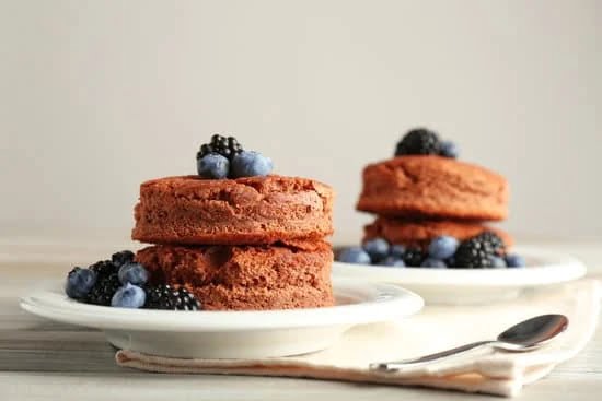 How to Get Into Cake Decorating 1 Step-by-step guide on how to get into cake decorating for beginners