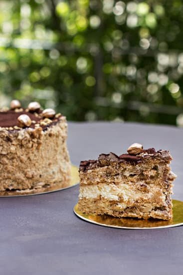 How to Decorate Fruits on Cake 1 Learn how to decorate fruits on cake with our step-by-step guide and helpful tips