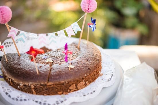 How to Decorate Cake Plate 1 Step-by-step guide on how to decorate cake plate with icing, sprinkles, and edible flowers