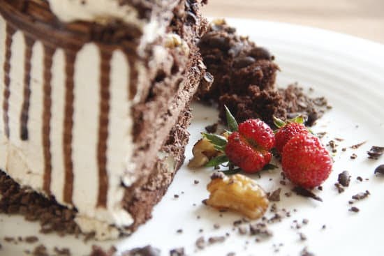 Step-by-step guide for decorating a festive Christmas red velvet cake