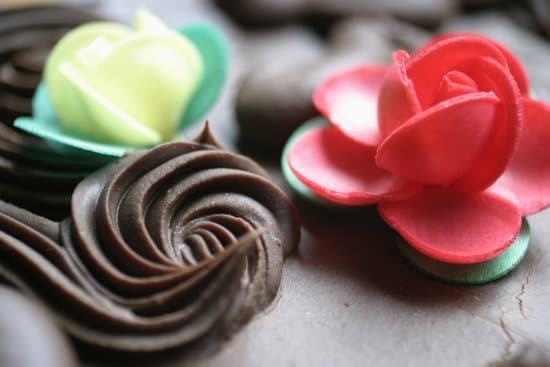 Step-by-step guide on how to make cream to decorate cake at home