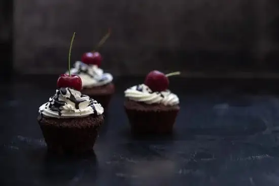 How to Use an Airbrush for Cake Decorating 1 Step-by-step guide on how to use an airbrush for cake decorating like a pro