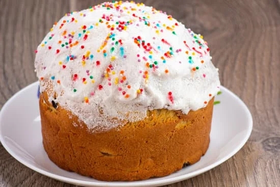 Using chocolate drizzle and curls to beautifully decorate a cake