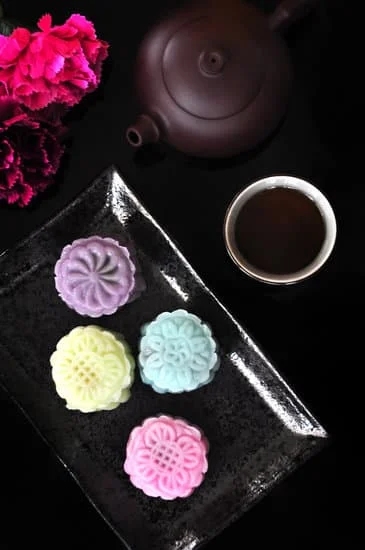 Use edible glue to make fondant decorations stick to cake seamlessly