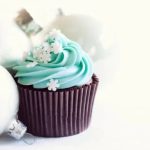 Step-by-step guide on how to use a rose tip for cake decorating