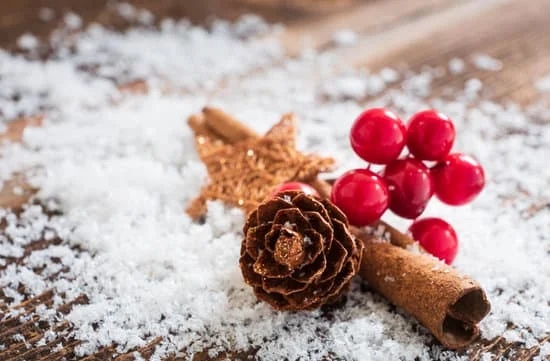 Step-by-step guide on how to make rose decorations on cakes for beginners