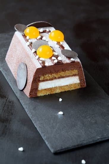 What Is the Best Icing for Decorating Cakes 1 The best icing for decorating cakes is buttercream due to its versatility and smooth texture