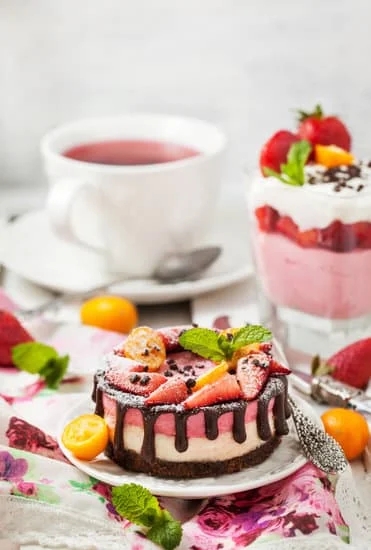 Step-by-step guide on how to make cream for decorating cakes at home