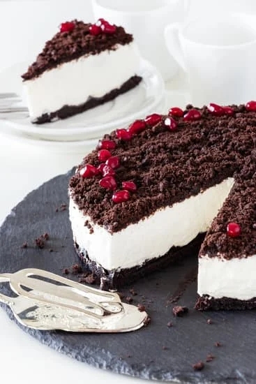 Step-by-step guide on how to use a airbrush for cake decorating like a pro