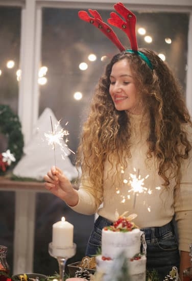 Step-by-step guide on how to use icing sugar for cake decorating