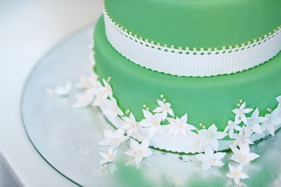 What do you call a cake decorator creating edible art