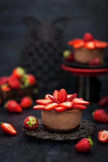 Step-by-step guide on how to use cake decorating bags for beginners