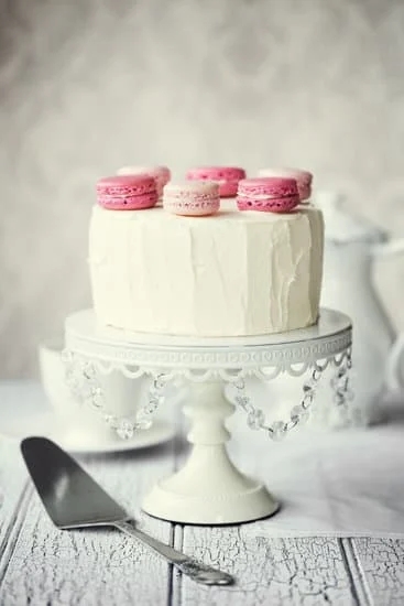 Step-by-step guide on how to store a decorated cake overnight for optimal freshness