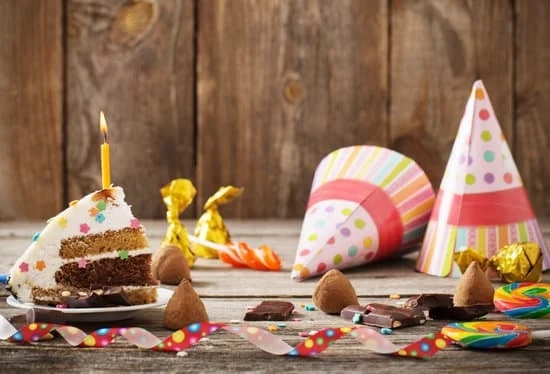 What Is the Best Cake for Decorating 7 The best cake for decorating is a moist vanilla sponge with buttercream frosting and colorful fondant accents