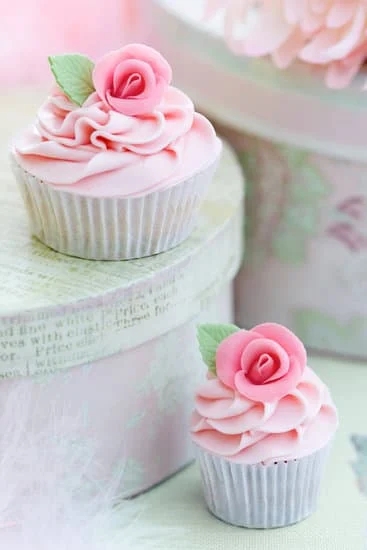 What Qualifications Do You Need to Be a Cake Decorator 1 Essential qualifications for a cake decorator include artistic skills, creativity, attention to detail, and formal culinary training