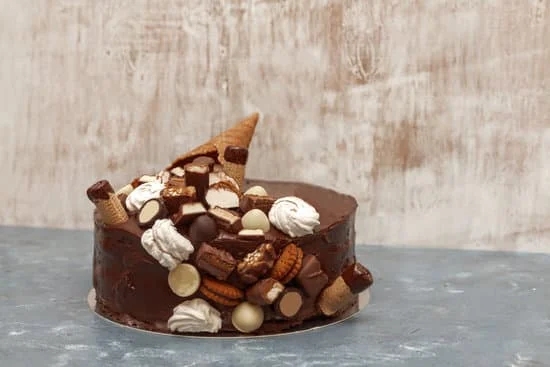 Step-by-step guide on utilizing various cake decorating tips effectively