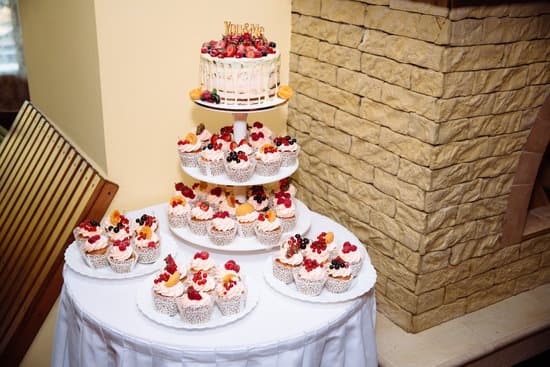 How to Use Airbrush for Cake Decorating 1 Step-by-step guide on How to Use Airbrush for Cake Decorating for beginners