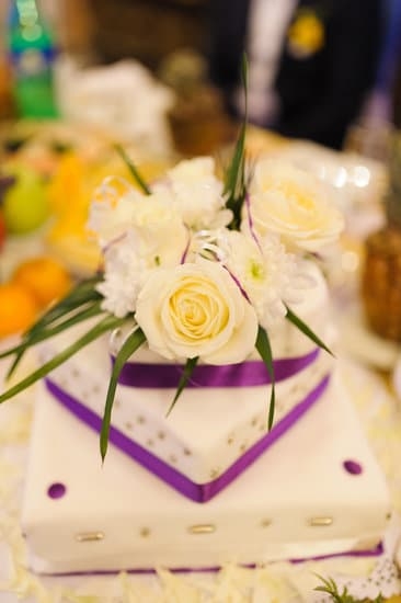Step-by-step guide on how to make gelatin cake decorations at home with detailed instructions