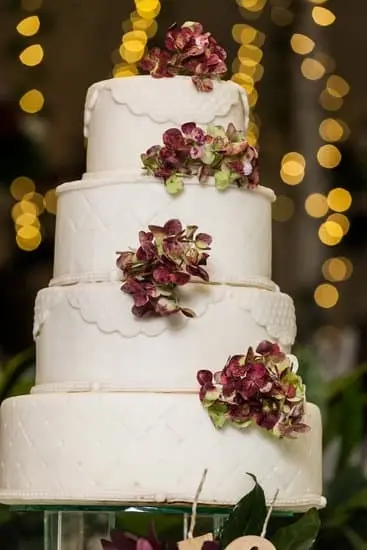 Step-by-step guide for creating snowflake cake decorations using simple tools and techniques