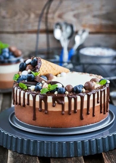 Step-by-step guide on how to use piping gel effectively in cake decorating for professional results
