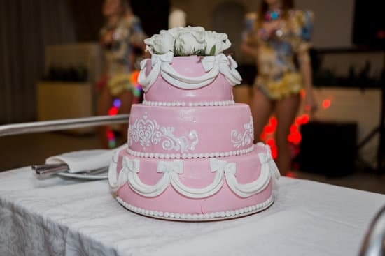 How to Make Chocolate Leaves for Cake Decorating 5 Step-by-step guide on HOW TO MAKE CHOCOLATE LEAVES for stunning cake decoration