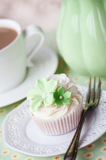 How to Make Edible Glue for Cake Decorating 1 How to Make Edible Glue for Cake Decorating - perfect for fondant and gum paste creations