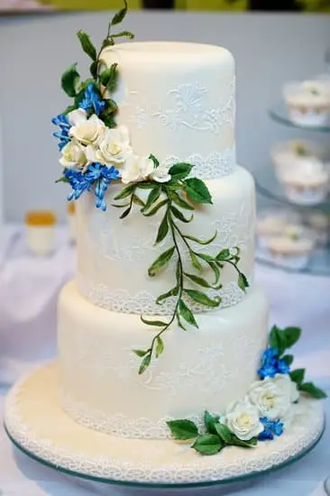 Decorate cakes with whipped cream for a delicious touch. Use fresh cream for best results