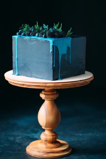 How to set up cake decorating bag for precision and creativity