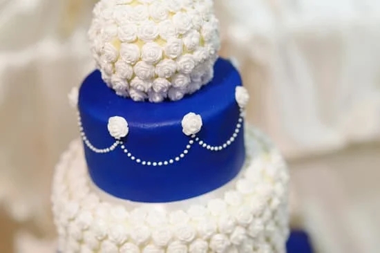 Step-by-step guide on how to make whipped cream frosting for cake decorating