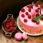 Step-by-step guide on how to make fancy cake decorations using various icing techniques